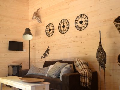 Cabane en bois moderne avec un intérieur chaleureux et des décorations murales.