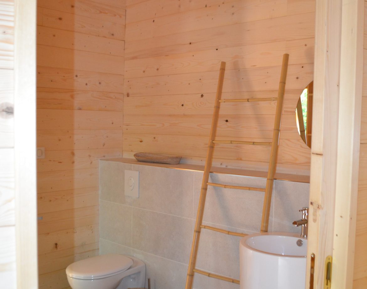 Salle de bain moderne en bois dans un hébergement insolite en Nouvelle-Aquitaine.