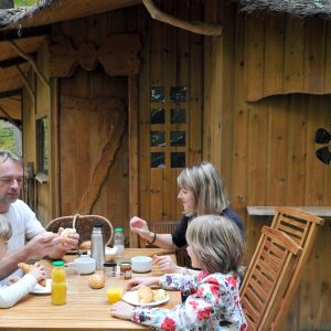Hébergement insolite en bois en Nouvelle-Aquitaine, repas en famille en pleine nature.