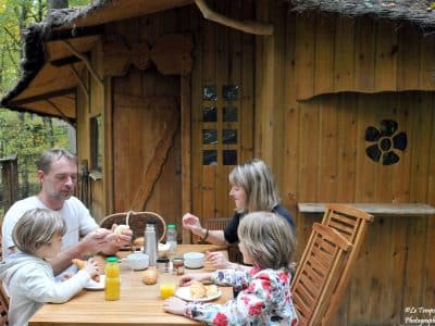 Hébergement insolite en bois en Nouvelle-Aquitaine, repas en famille en pleine nature.