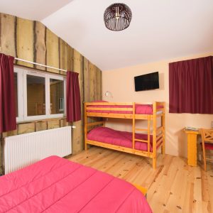 Chalet en bois avec lits superposés et décoration chaleureuse à Nouvelle-Aquitaine.