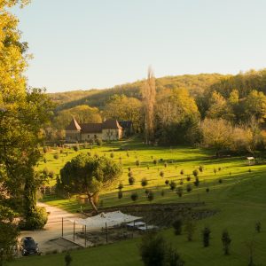 Hébergement insolite en Aquitaine, avec vue sur un jardin verdoyant et des collines.