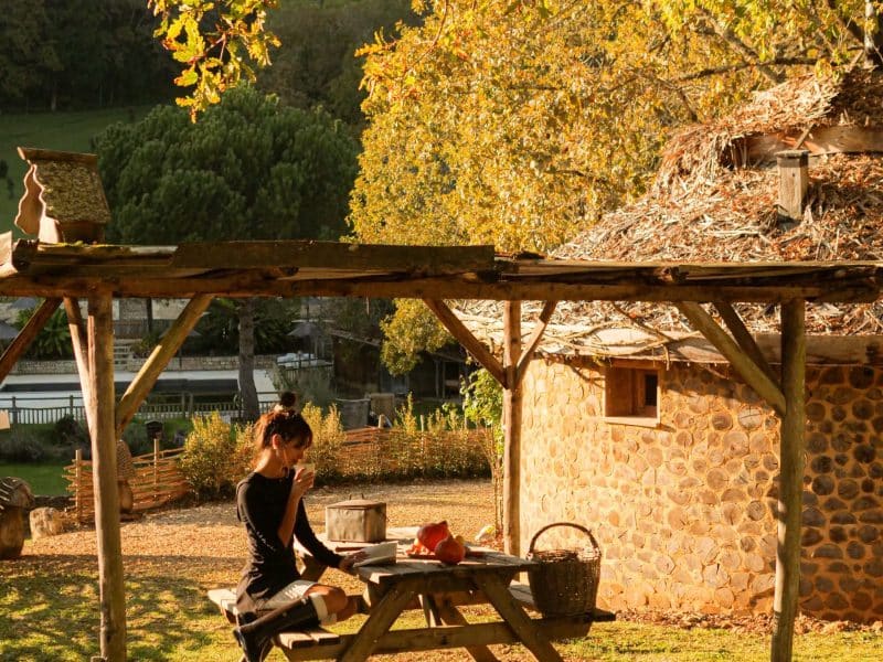 Hébergement insolite en Aquitaine : cabane en pierre avec terrasse ombragée.