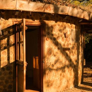 Hébergement insolite en Aquitaine : cabane ronde en bois avec toit en branches.