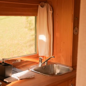 Cabane en bois en Aquitaine avec un évier lumineux et vue sur la nature.