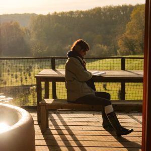 Hébergement insolite en Aquitaine : cabane avec vue sur la nature, ambiance chaleureuse.