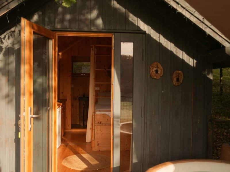 Cabane en bois avec jacuzzi, située en pleine nature en Aquitaine.