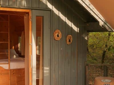 Cabane en bois avec jacuzzi, nichée dans la nature en Aquitaine.