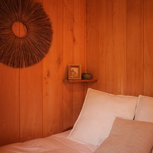 Chambre en bois chaleureux avec lit douillet et décoration naturelle en Aquitaine.