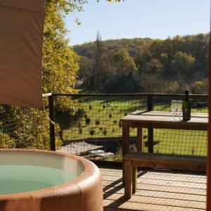 Hébergement insolite en Aquitaine avec jacuzzi et vue panoramique sur la nature.