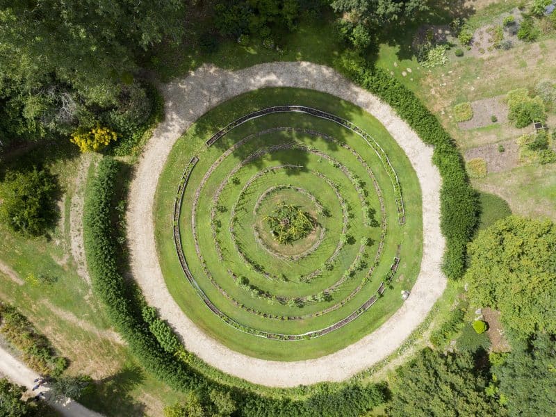 Hébergement en pleine nature avec un jardin en spirale verdoyant et bien entretenu.