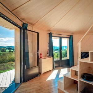Hébergement insolite en Aquitaine : cabane en bois avec vue panoramique sur la nature.