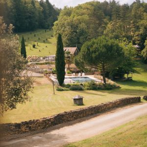 Hébergement insolite en Aquitaine, avec piscine et verdure environnante.