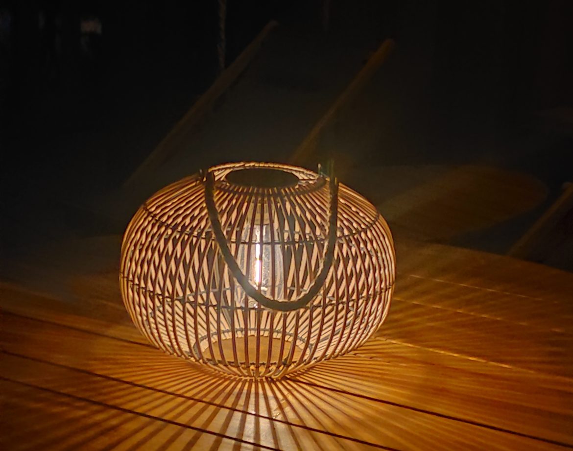 Hébergement insolite à Limousin : lampe en osier diffusant une lumière chaleureuse.