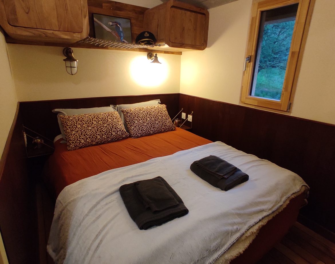 Chalet cosy à Limousin, lit douillet avec linge de lit élégant et vue sur la nature.