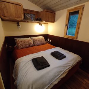 Chalet cosy à Limousin, lit douillet avec linge de lit élégant et vue sur la nature.