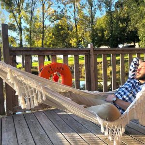 Hébergement insolite à Limousin : hamac confortable sur une terrasse en bois, vue sur la nature.