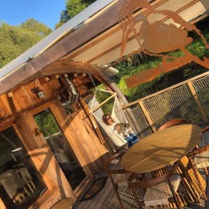 Hébergement insolite en roulotte à Limousin, avec terrasse en bois et vue sur la nature.