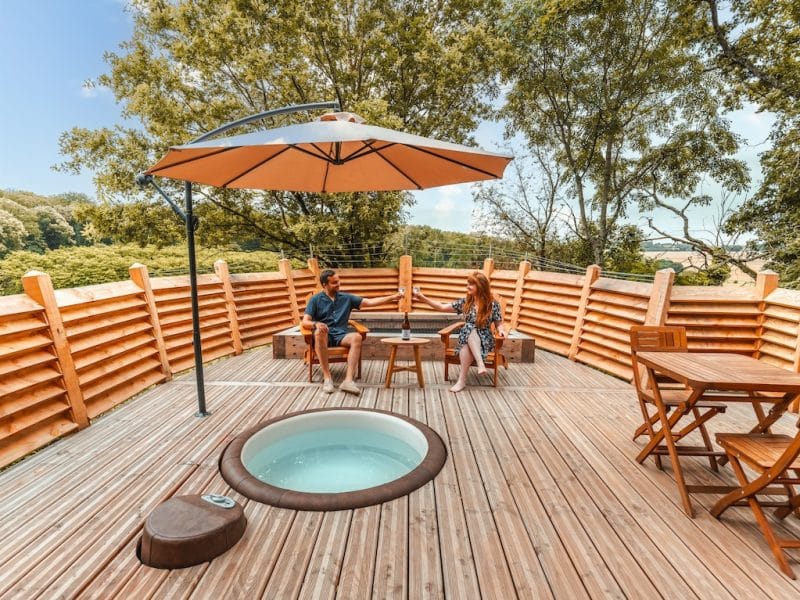Hébergement insolite en Hauts-de-France avec jacuzzi et terrasse en bois.
