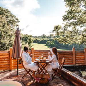 Hébergement insolite en cabane avec vue sur la nature, petit-déjeuner en duo.