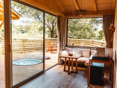Hébergement insolite en bois avec jacuzzi et vue sur la nature à Hauts-de-France.