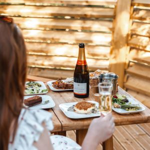 Détente en cabane dans les Hauts-de-France, avec un repas gourmet et du champagne.