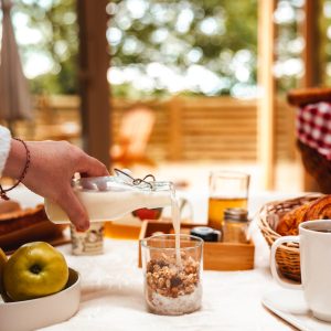 Hébergement insolite en Hauts-de-France avec petit-déjeuner gourmand et vue sur la nature.