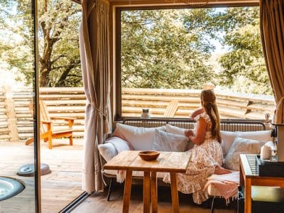 Hébergement insolite en bois avec vue sur la nature et terrasse ensoleillée.