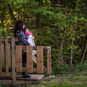 Hébergement insolite en Auvergne-Rhône-Alpes, avec une terrasse en bois et verdure environnante.