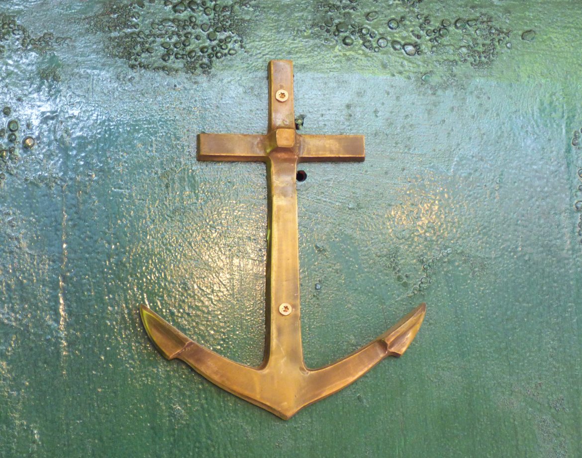 Hébergement insolite en Auvergne : une porte décorée dune ancre en métal doré.