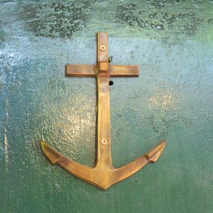 Hébergement insolite en Auvergne : une porte décorée dune ancre en métal doré.