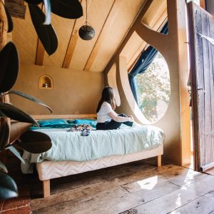 Hébergement insolite en Bretagne : chambre cosy avec vue sur la nature et lumière naturelle.