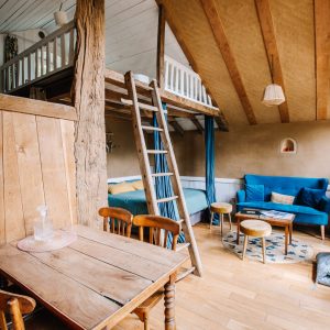 Hébergement insolite en Bretagne : charmante cabane avec mezzanine et décor en bois.