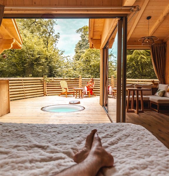 Chalet moderne en Hauts-de-France avec terrasse et jacuzzi, vue sur la nature.