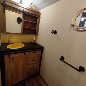 Salle de bain dun hébergement insolite en Limousin avec un lavabo jaune vif.
