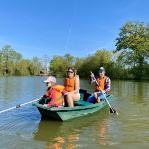 Famille en canoë sur un lac, hébergement insolite en Auvergne-Rhône-Alpes.
