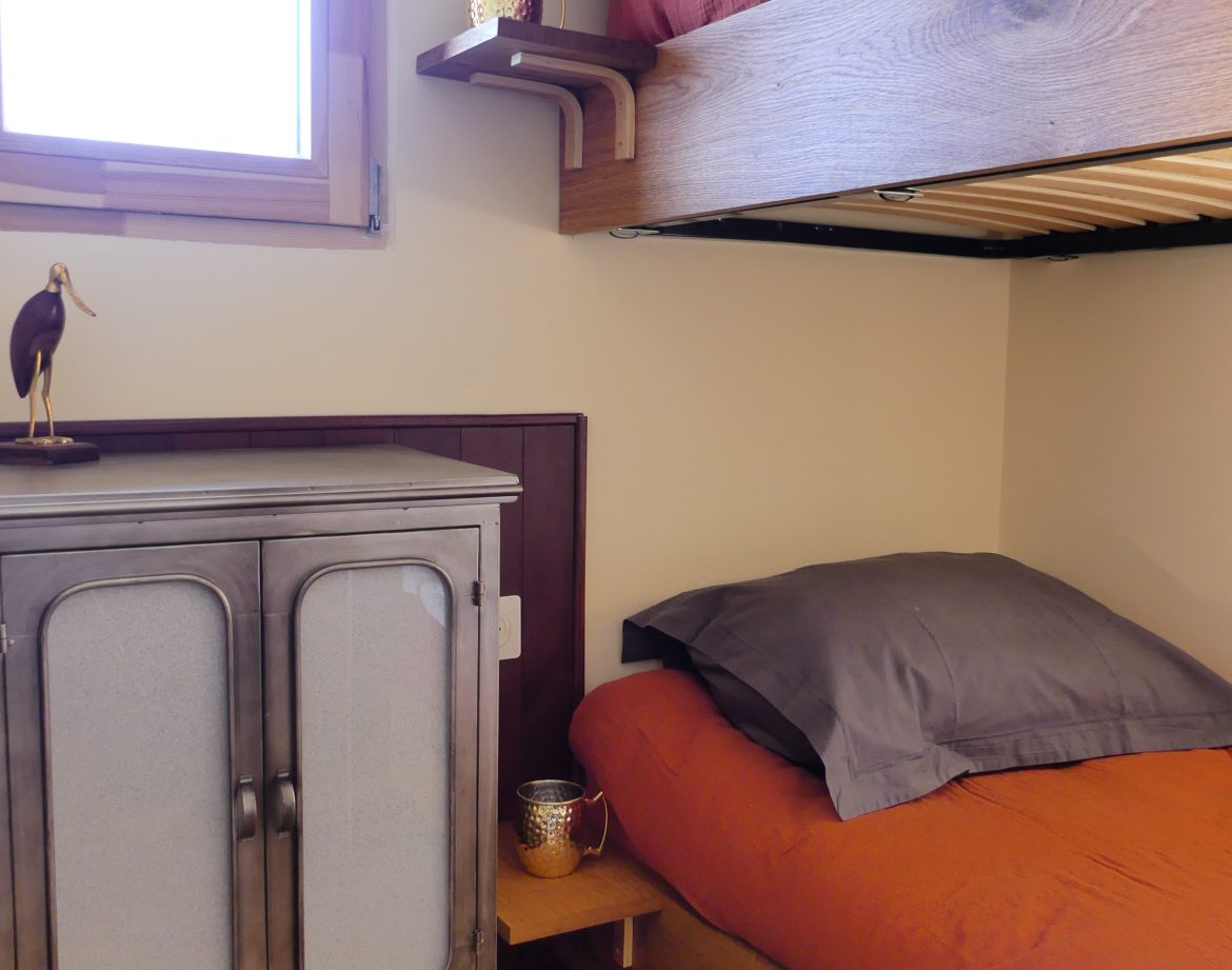 Hébergement insolite à Limousin : chambre avec lit superposé et mobilier vintage.