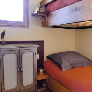 Hébergement insolite à Limousin : chambre avec lit superposé et mobilier vintage.