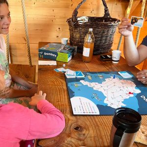 Hébergement insolite en cabane en bois, ambiance conviviale autour dun jeu de société.