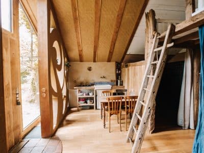 Hébergement insolite en Bretagne : cabane en bois avec une belle lumière naturelle.