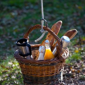 Panier suspendu avec boissons et baguettes, hébergement insolite en Auvergne-Rhône-Alpes.