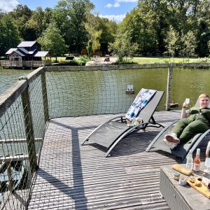 Hébergement insolite en Auvergne-Rhône-Alpes, avec terrasses sur pilotis au bord de leau.