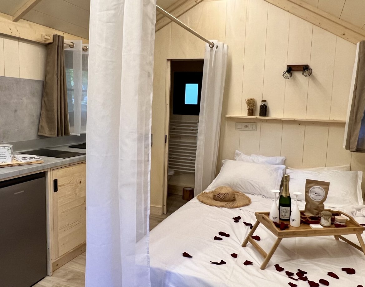 Cottage romantique en Auvergne-Rhône-Alpes, avec lit décoré de pétales de rose.