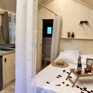 Cottage romantique en Auvergne-Rhône-Alpes, avec lit décoré de pétales de rose.