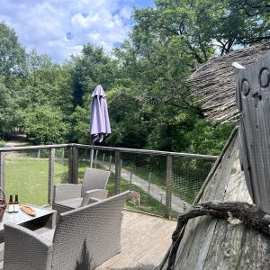 Hébergement insolite en Auvergne-Rhône-Alpes, avec terrasse et vue sur la nature.