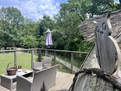 Hébergement insolite en Auvergne-Rhône-Alpes, avec terrasse et vue sur la nature.