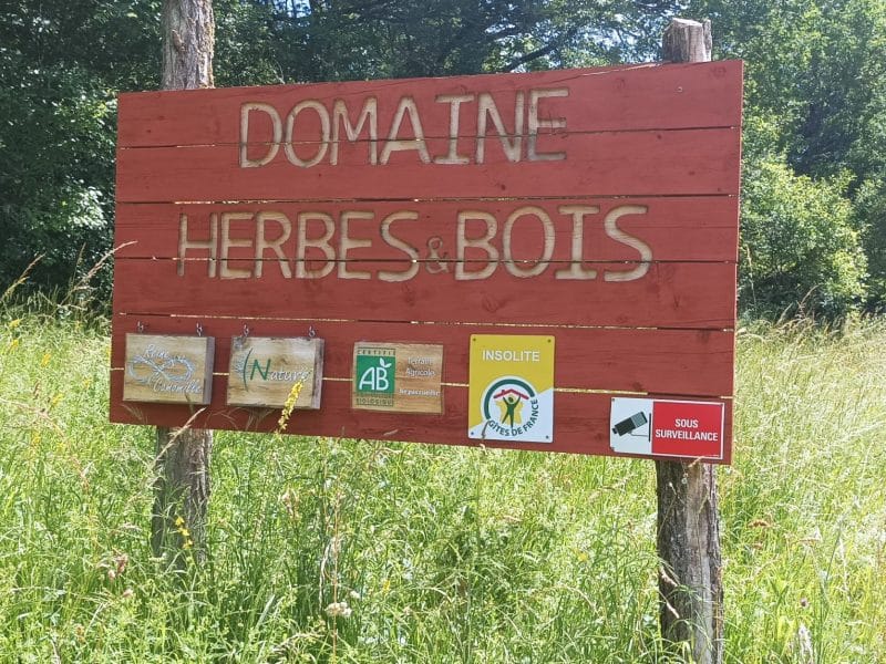 Domaine Herbes de Bois : un hébergement en pleine nature, entouré de verdure luxuriante.