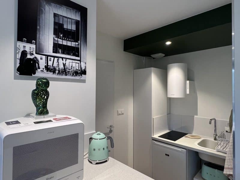 Appartement moderne avec cuisine équipée et décoration contemporaine.