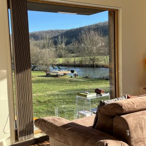 Hébergement insolite en Bourgogne avec vue sur la rivière et un salon lumineux.
