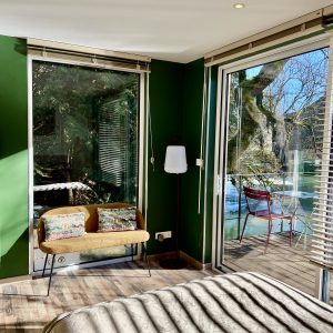 Hébergement insolite en Bourgogne : chambre moderne avec vue sur la nature et lumière naturelle.